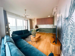 Luxurious brand new FREE parking apartment
